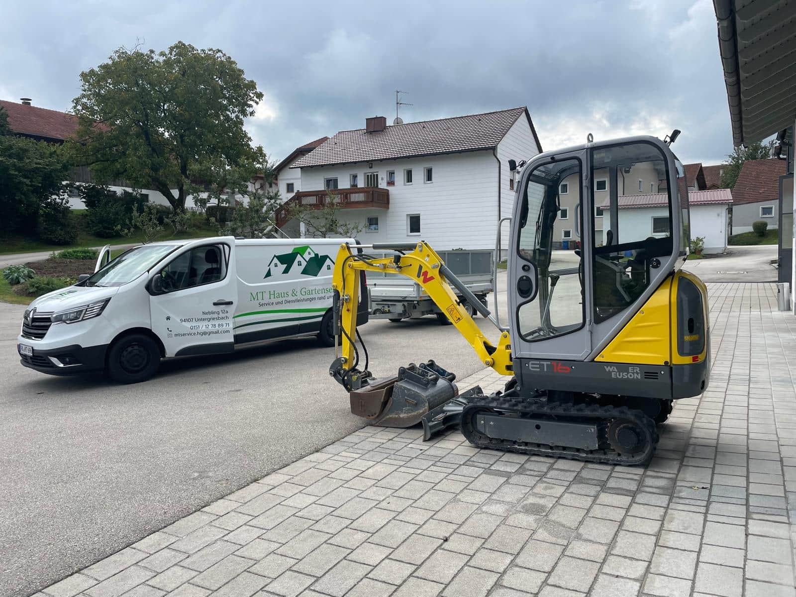 Minibagger und Servicefahrzeug von MT Haus & Gartenservice im Einsatz