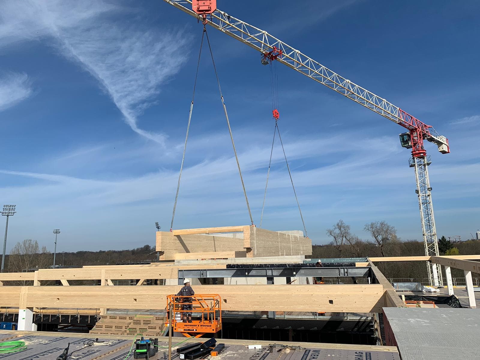 Kranmontage mit Hebebühne auf der Baustelle der Red Bull Leipzig Geschäftsstelle, in Zusammenarbeit mit Firma Wiehag und Zimmerei Andreas Moser